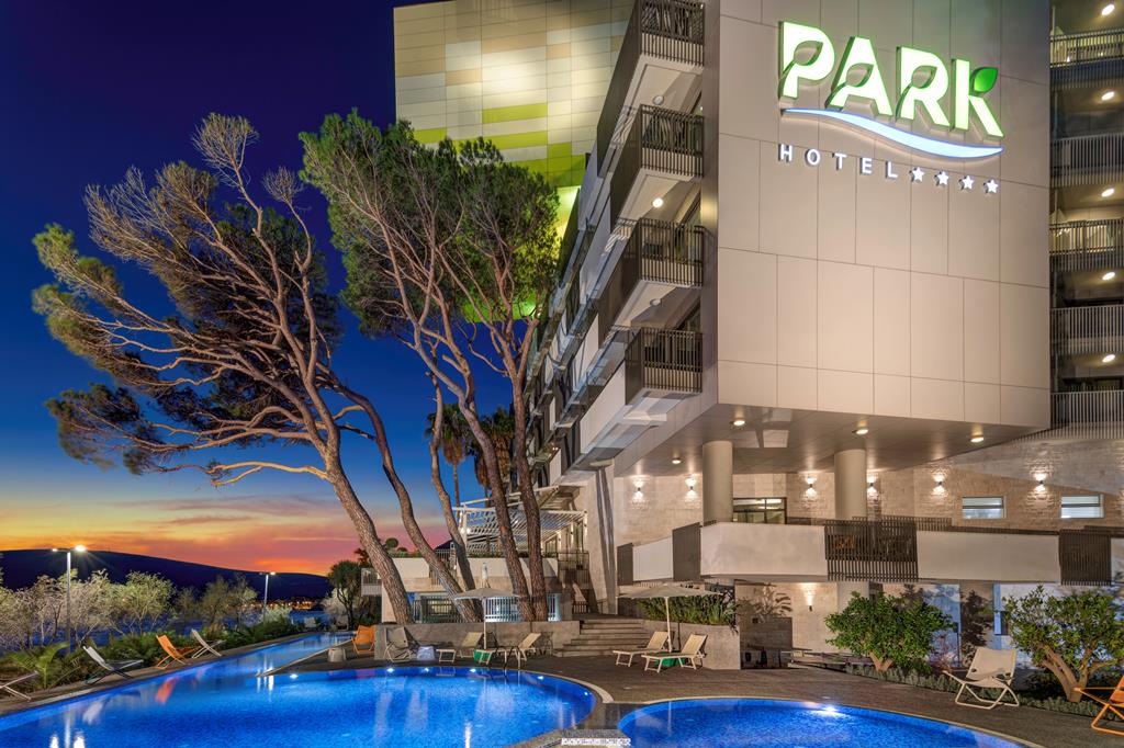 Carine Hotel Park – Hotel bij avond, Bijela