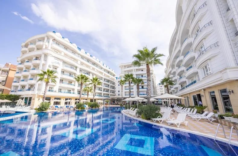 Hotel Grand Blue Fafa – Zwembad en hotel, Golem