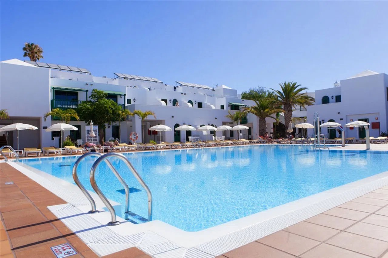 Gloria Ízaro Club Hotel – Zwembad met ligbedden, Puerto del Carmen