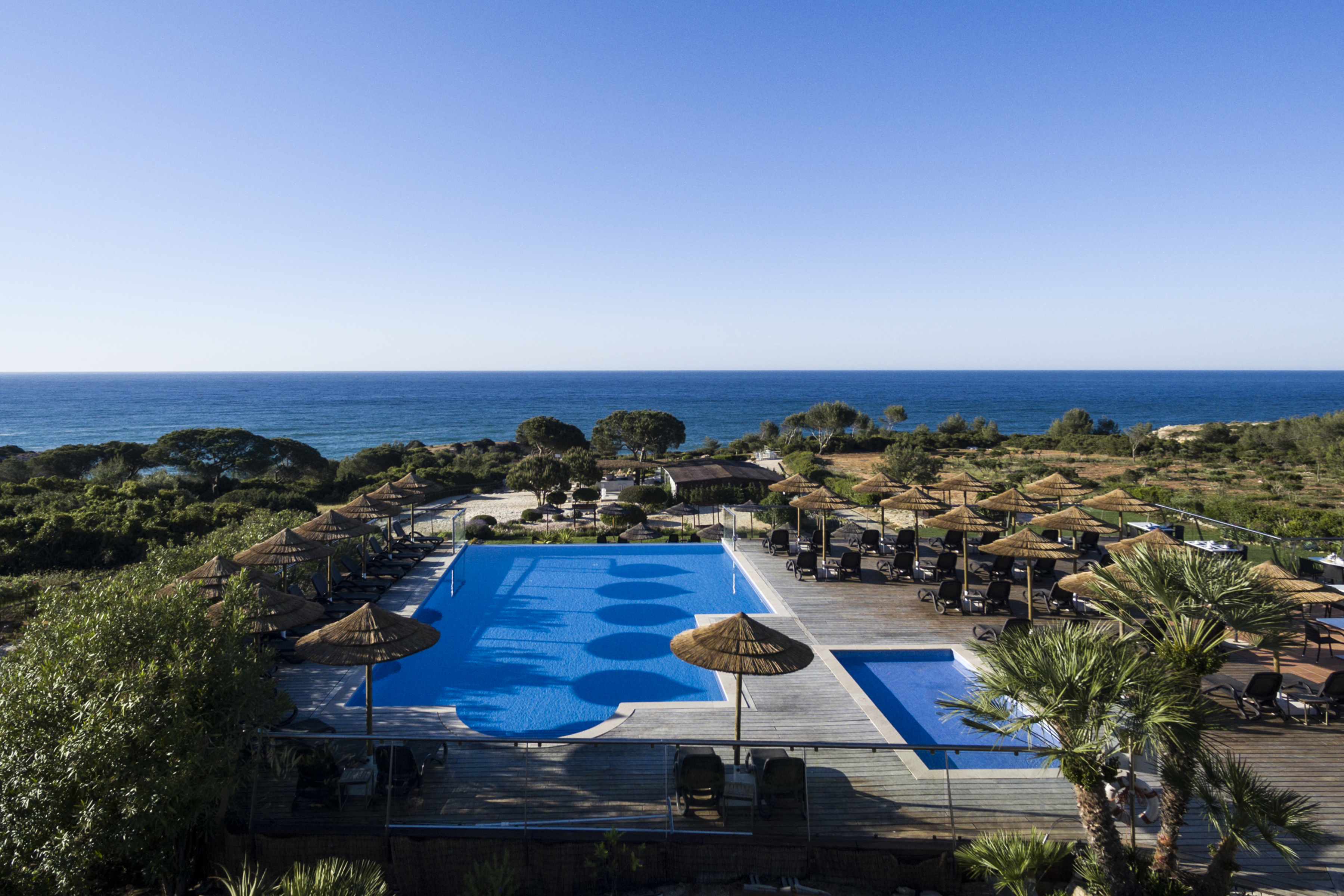 Vila Alba Resort – Zwembad aan zee, Caramujeira