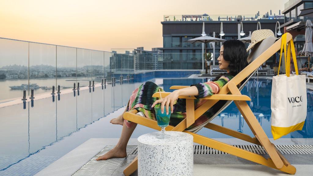 voco Dubai The Palm – Ligstoel op dakterras, Dubai