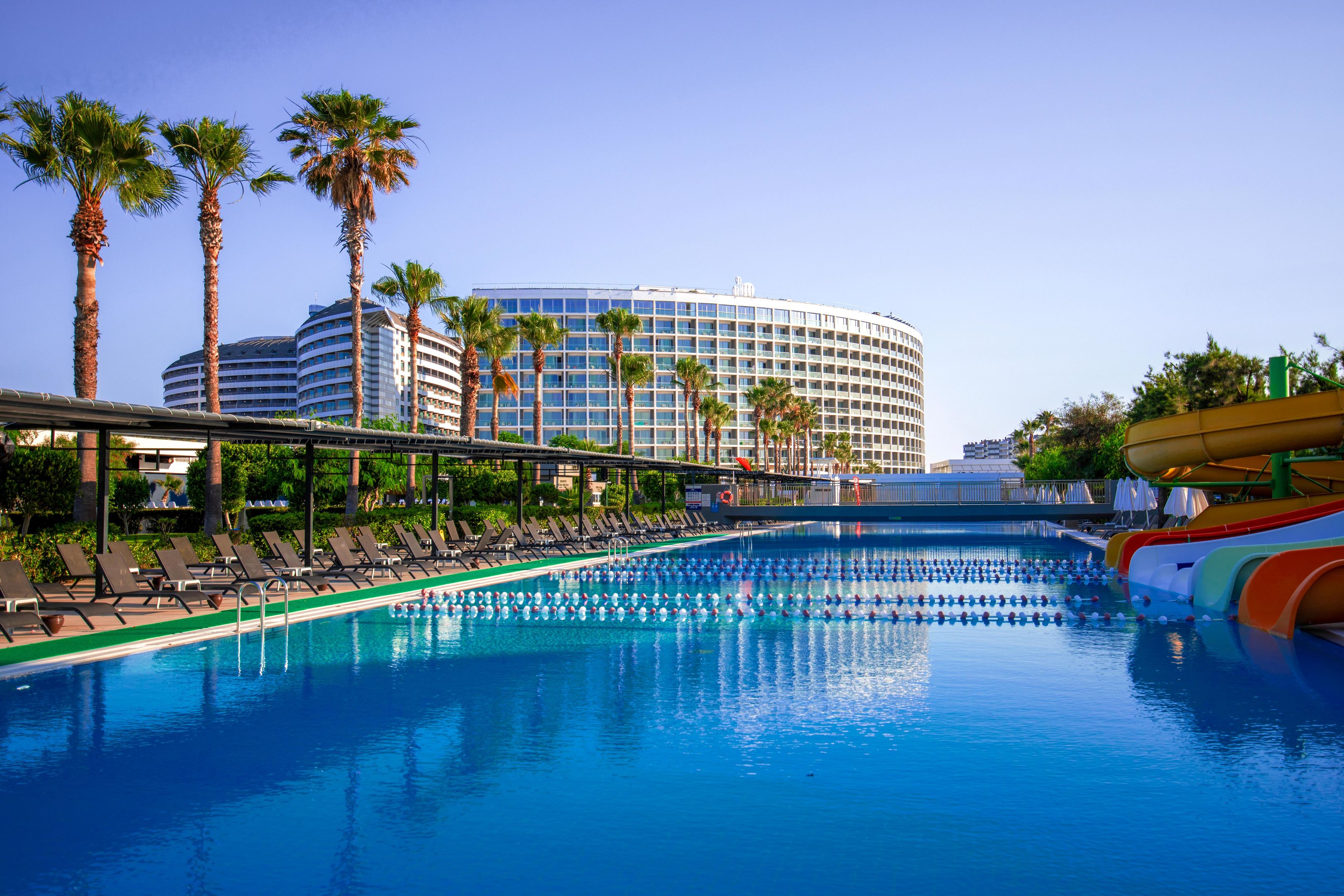 Crystal Centro Pearl Collection – Lang zwembad met hotel en glijbaan, Lara Beach