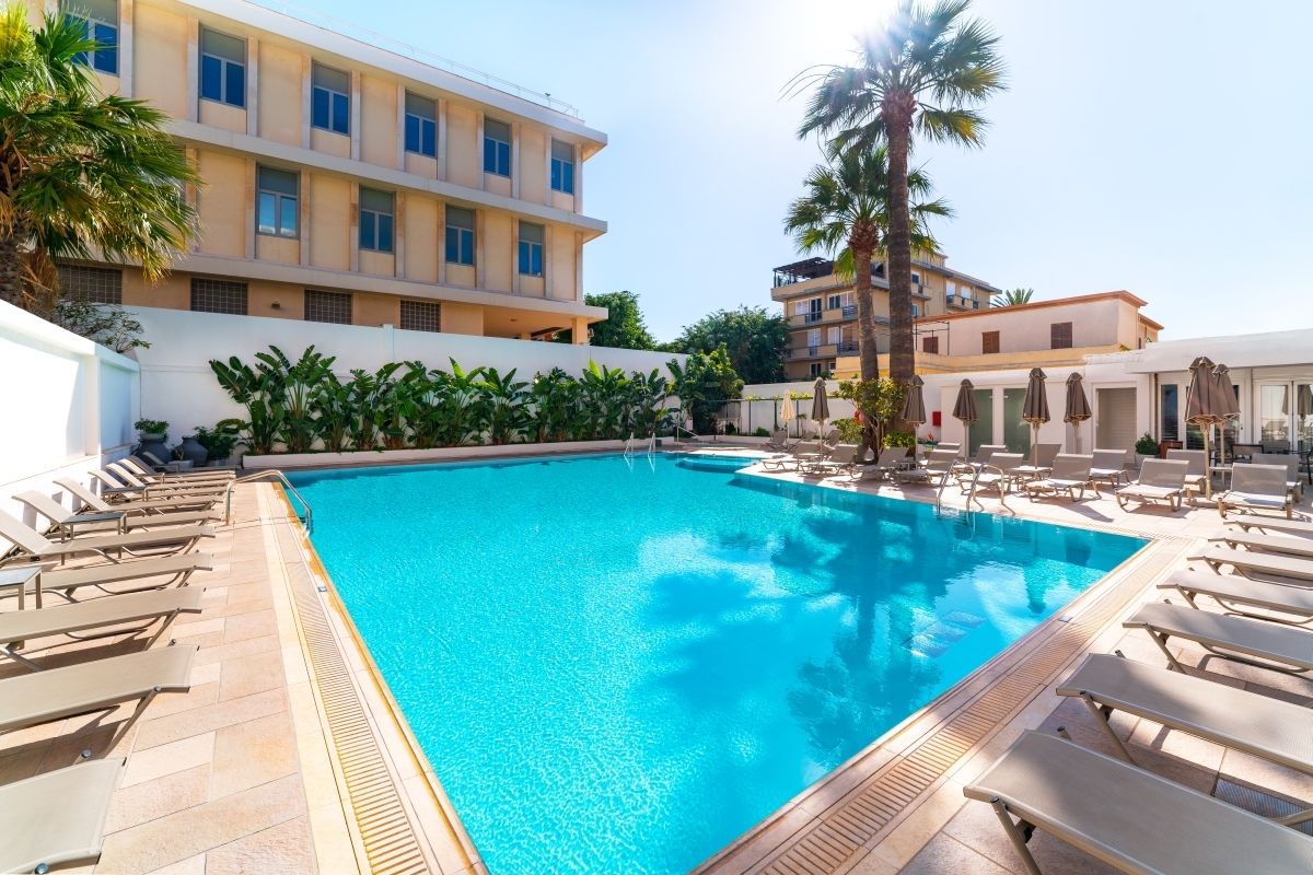 Best Western Hotel Plaza – Zwembad met ligbedden, Rhodos Stad