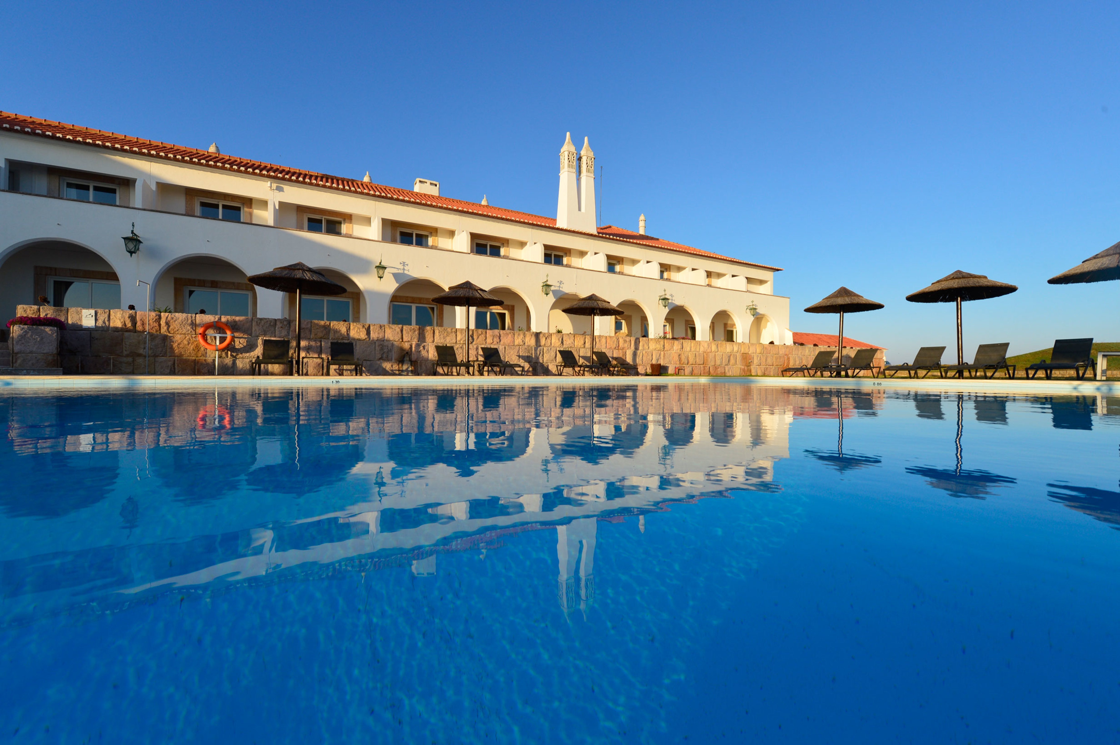 Pousada Sagres - Charming Hotel – Zwembad met rieten parasols, Sagres