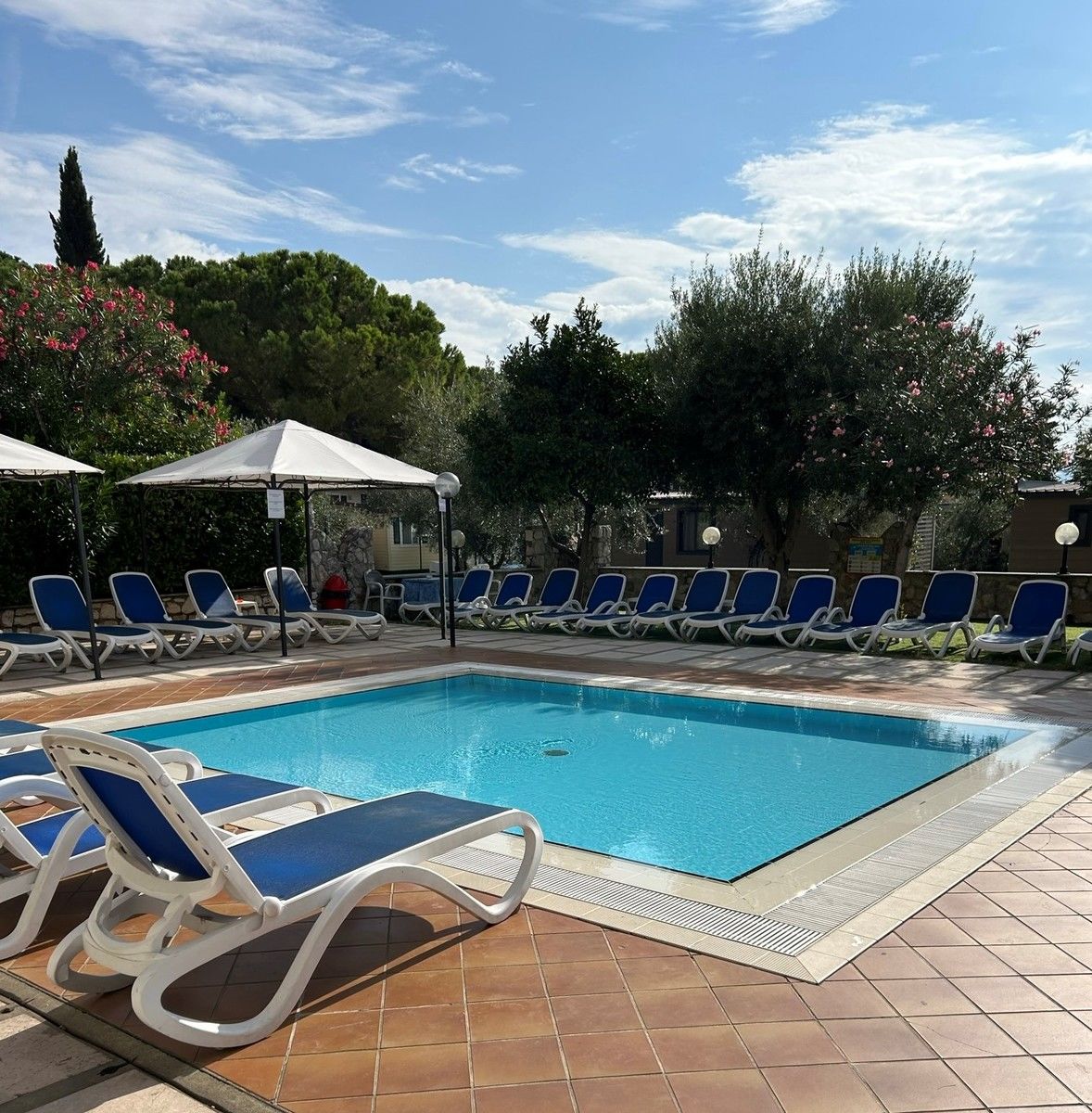 Hotel Regina Del Garda Suite – Zwembad met parasols, Toscolano-Maderno