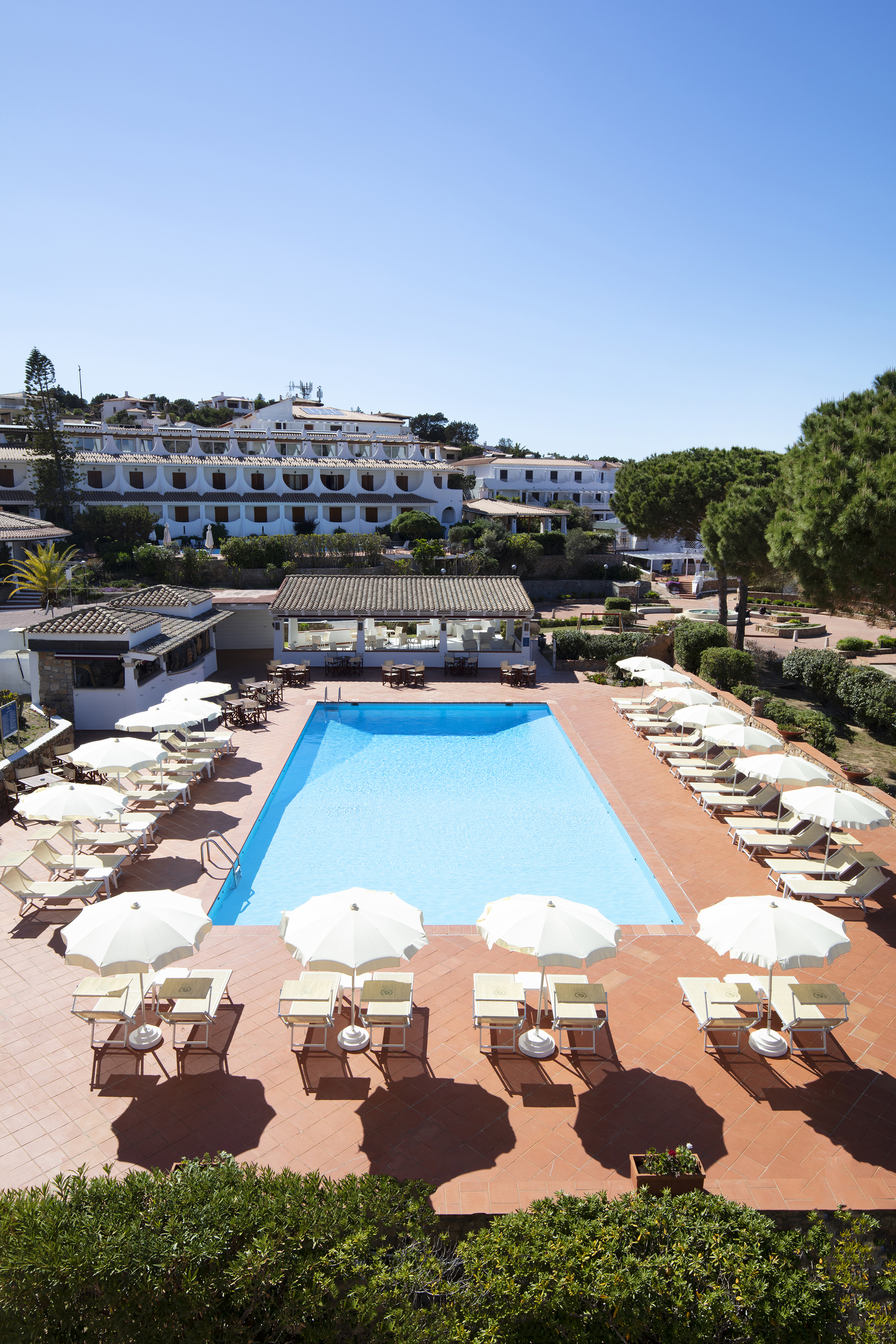 Club Hotel Cormorano – Zwembad met parasols, Baja Sardinia