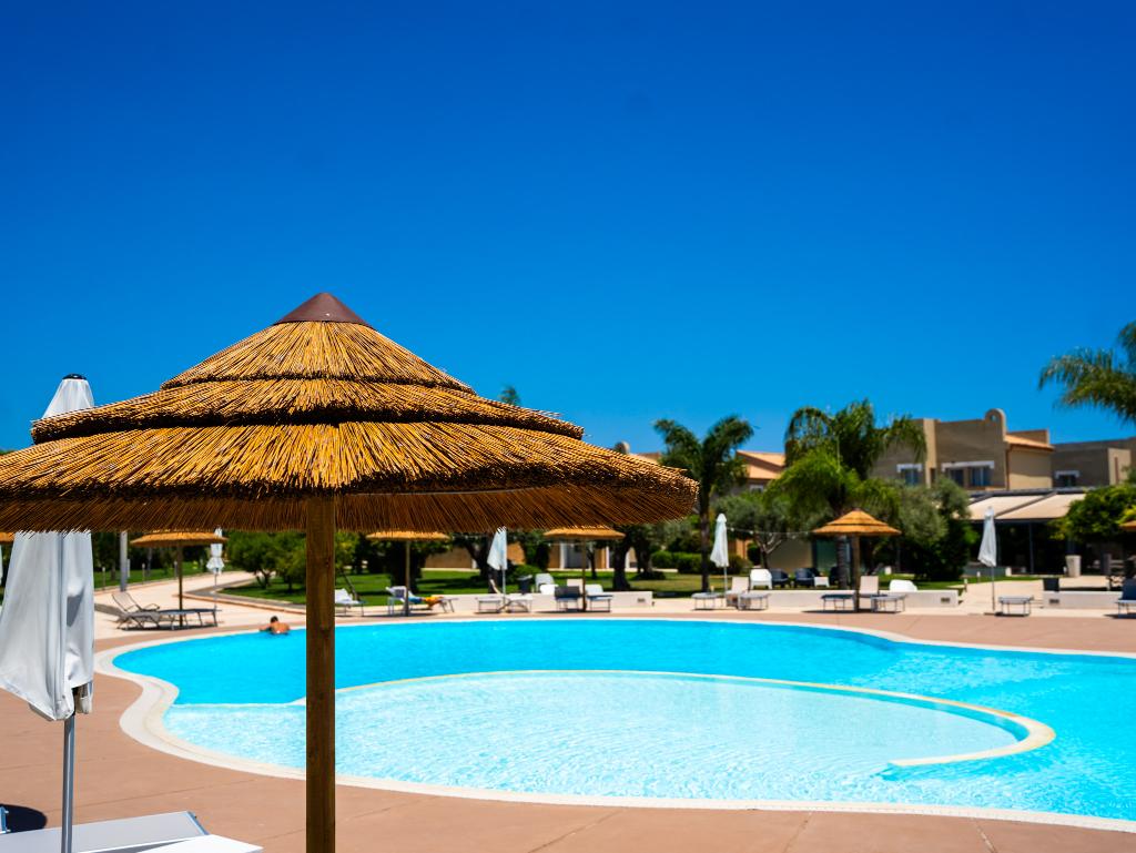 Le Residenze Archimede – Zwembad met rieten parasol, Fanusa