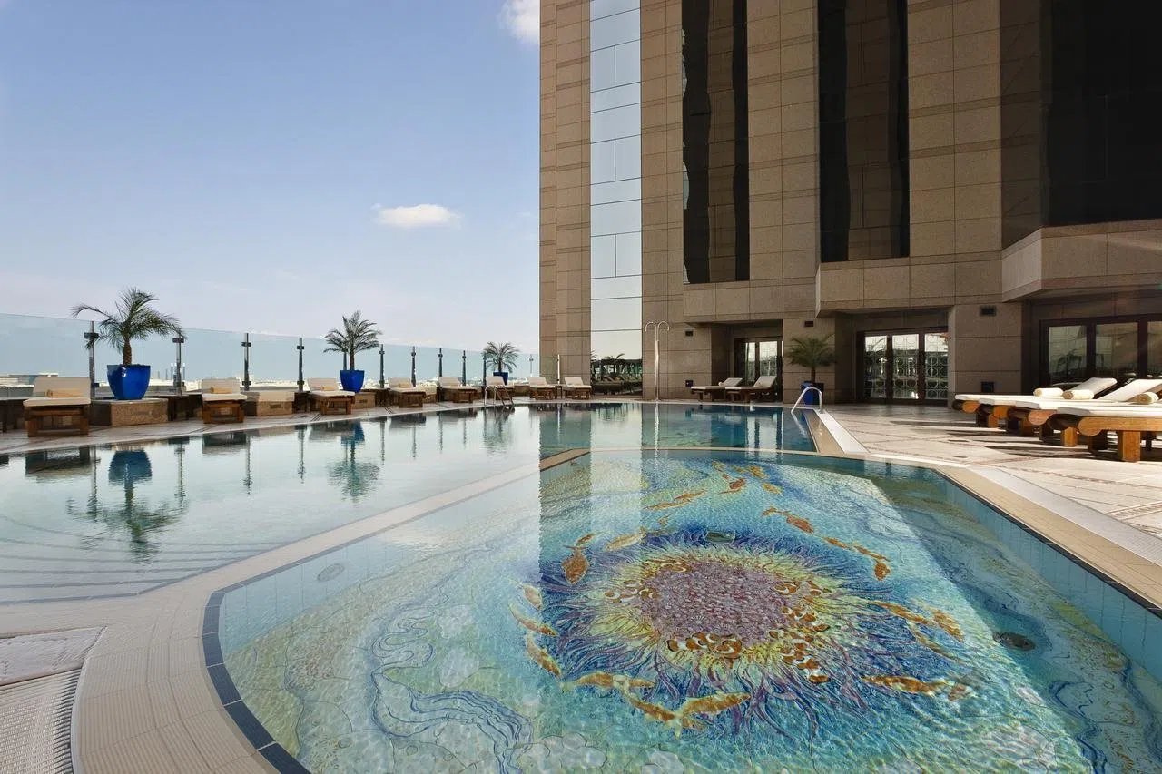 Fairmont Dubai – Zwembad met mozaïek, Dubai