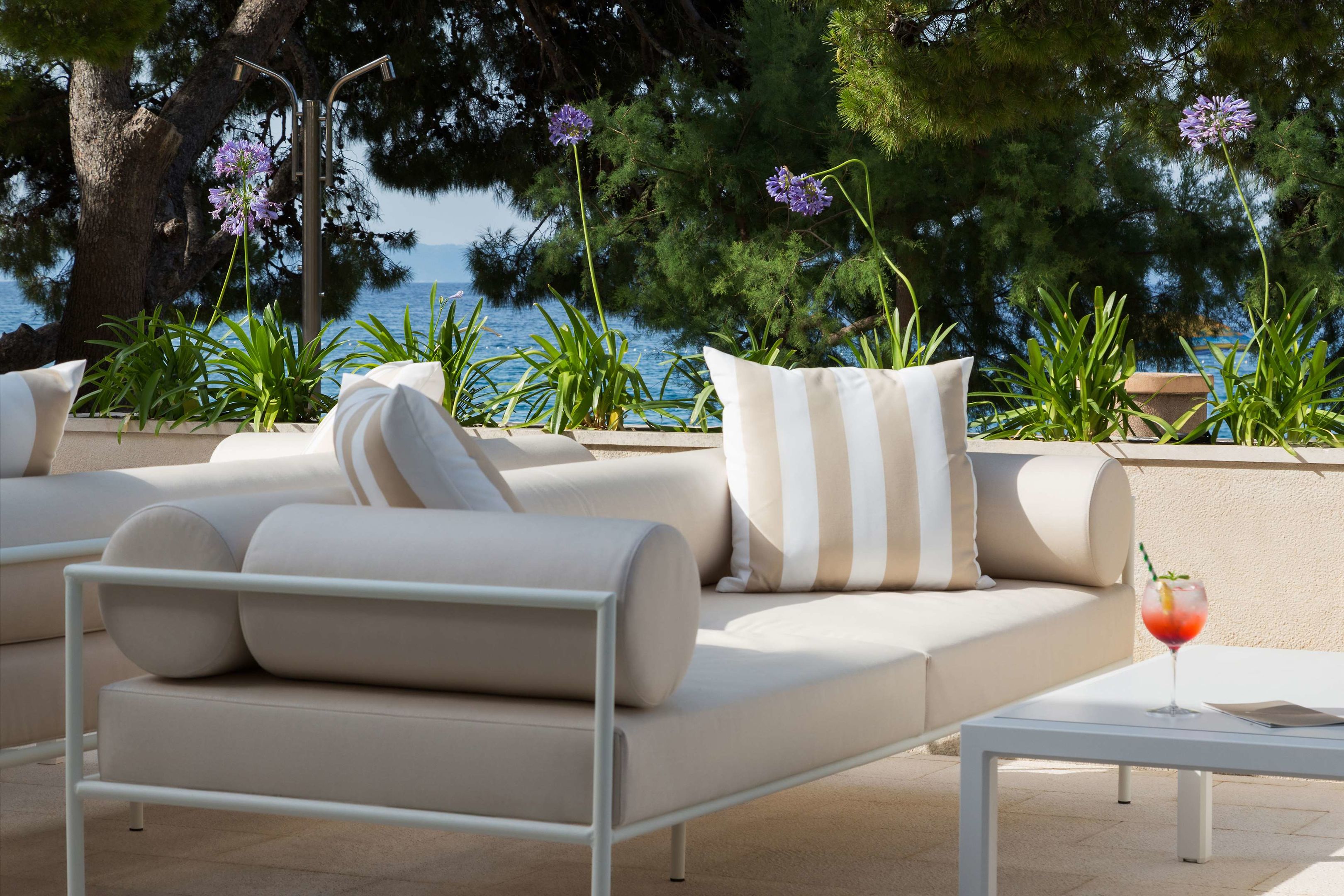 Heritage Hotel Kastelet – Loungebank met cocktail, Tucepi