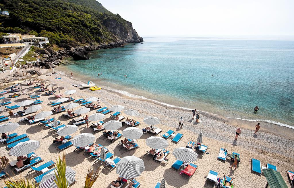 Atlantica Grand Mediterraneo-Resort & Spa – Strand met ligbedden, Ermones
