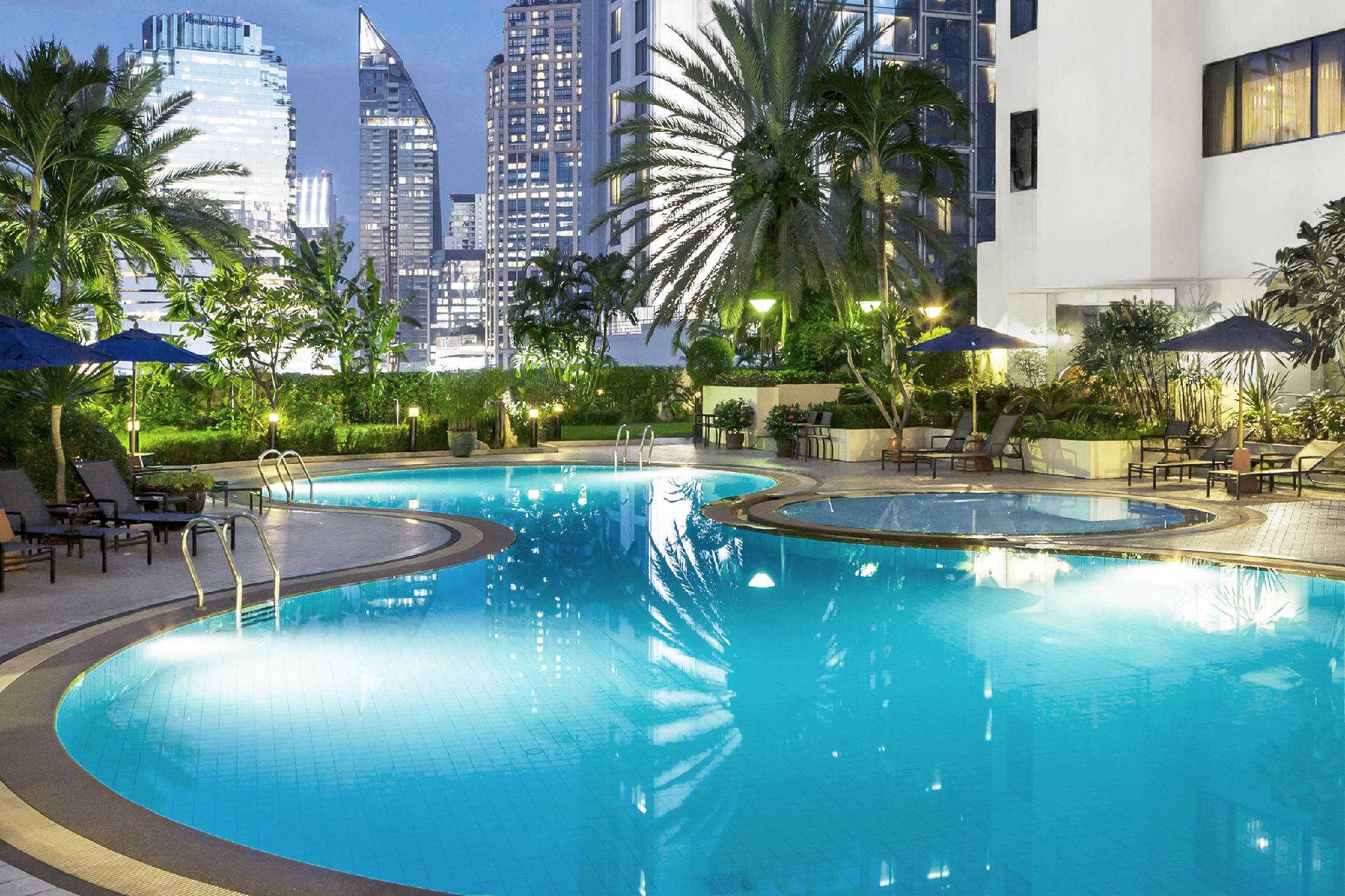 Rembrandt Residences Bangkok – Zwembad bij avond, Bangkok