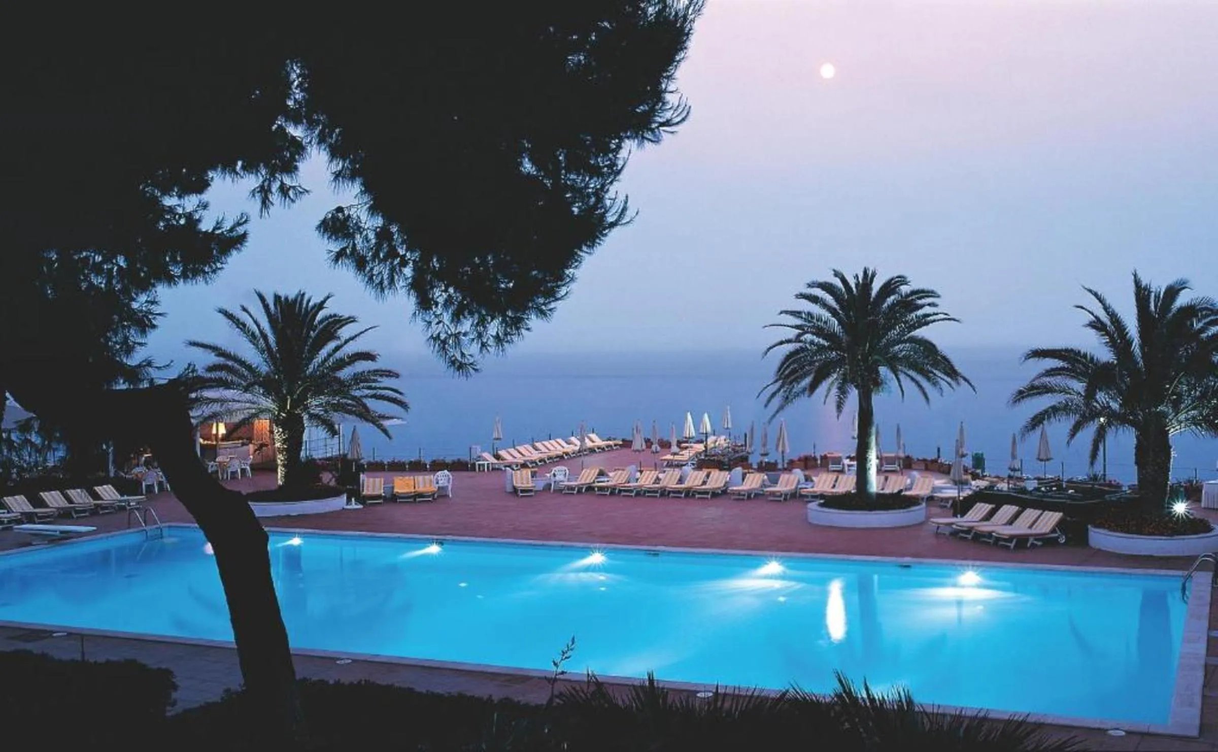 Grand Hotel Baia Verde – Zwembad bij avond, Aci Castello
