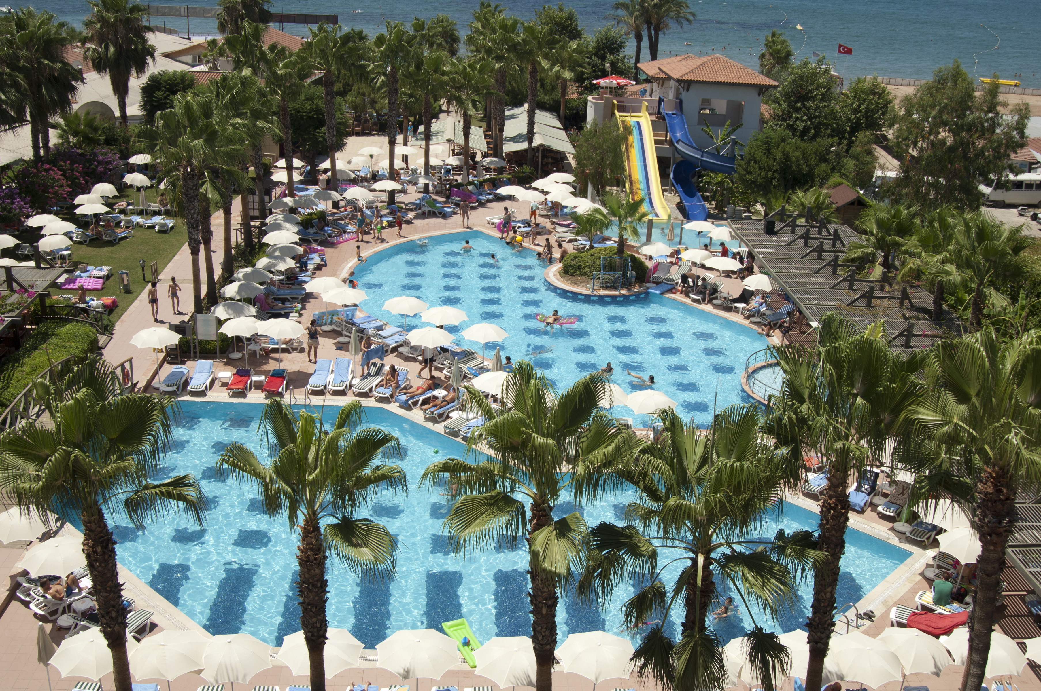 Trendy Palm Beach – Zwembaden met glijbaan, Side