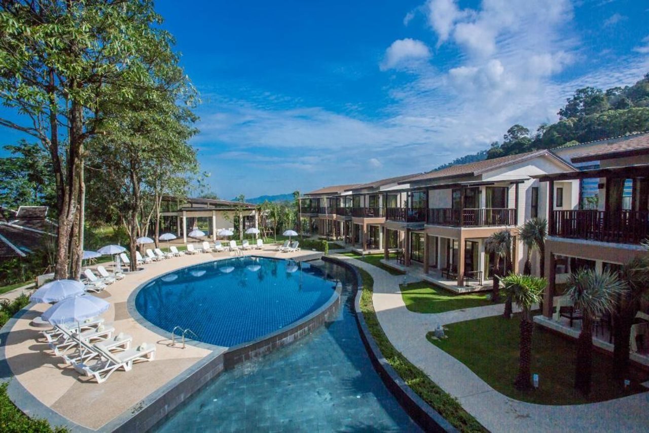 The Leaf on the Sands by Katathani – Zwembad met ligbedden, Khao Lak