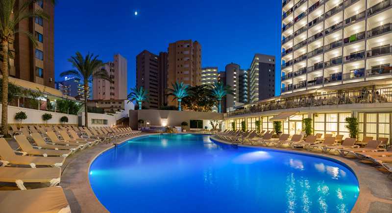 RH Princesa Hotel & SPA – Zwembad in de avond, Benidorm