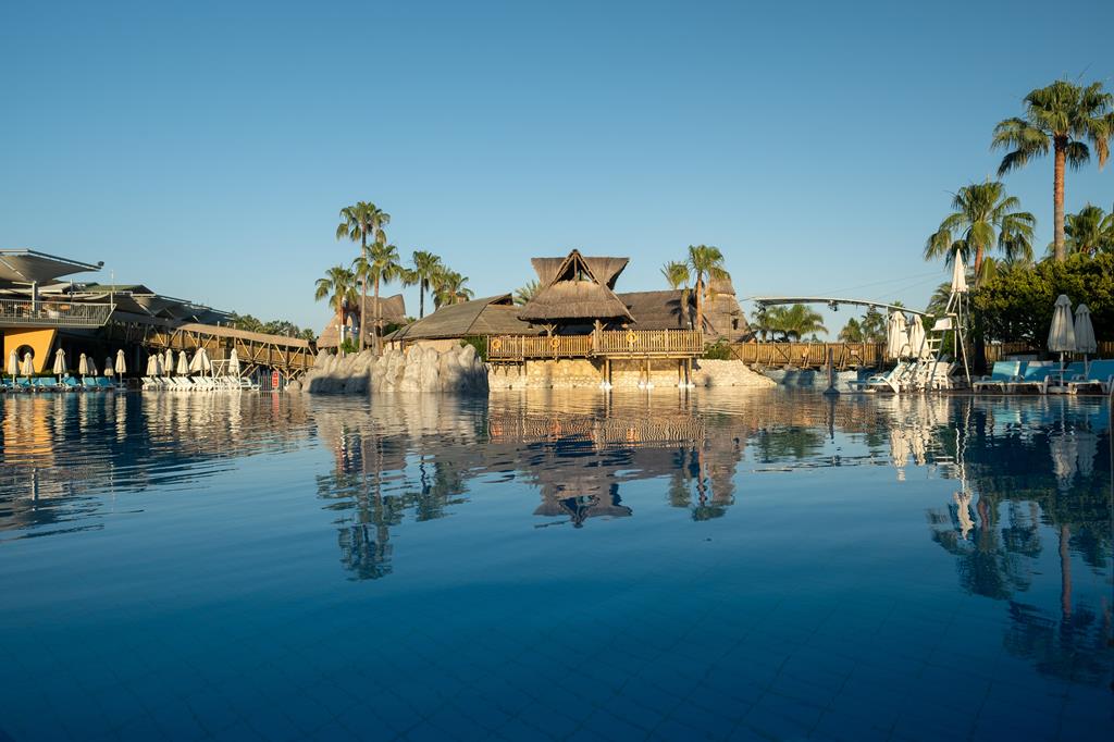SPLASHWORLD AQI Pegasos World – Zwembad met palmen, Side