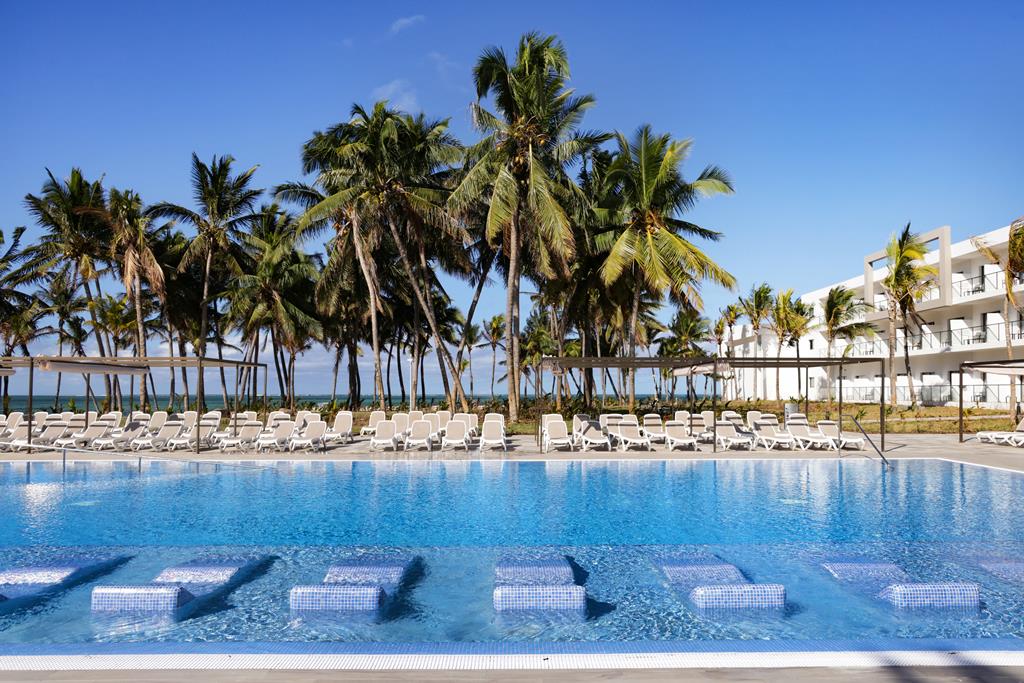 Riu Turquoise – Zwembad bij palmen, Le Morne