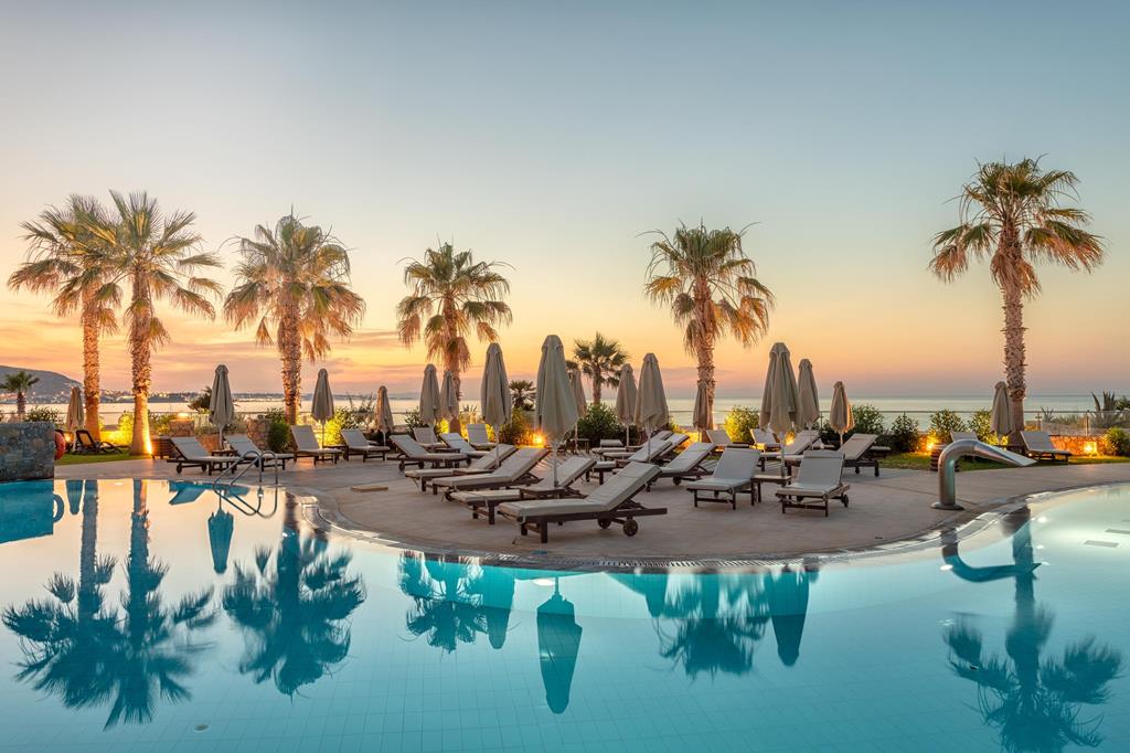 Ikaros Beach Resort & Spa – Zwembad met ligbedden, Malia
