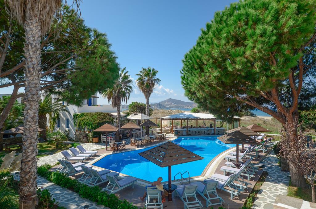 Alkyoni Beach – Zwembad tussen pijnbomen, Naxos stad
