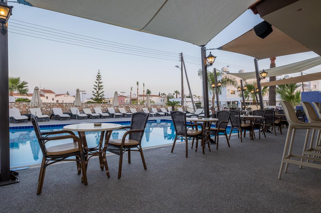 Anais Bay – Terras bij zwembad, Protaras