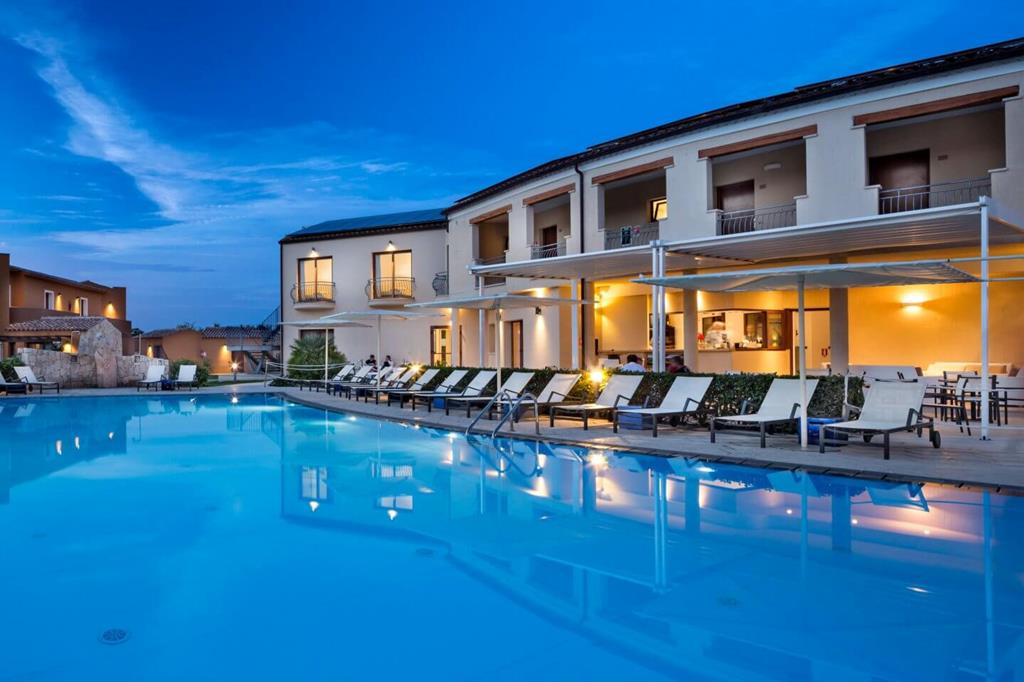 Terra di Mare – Zwembad bij avond, San Teodoro