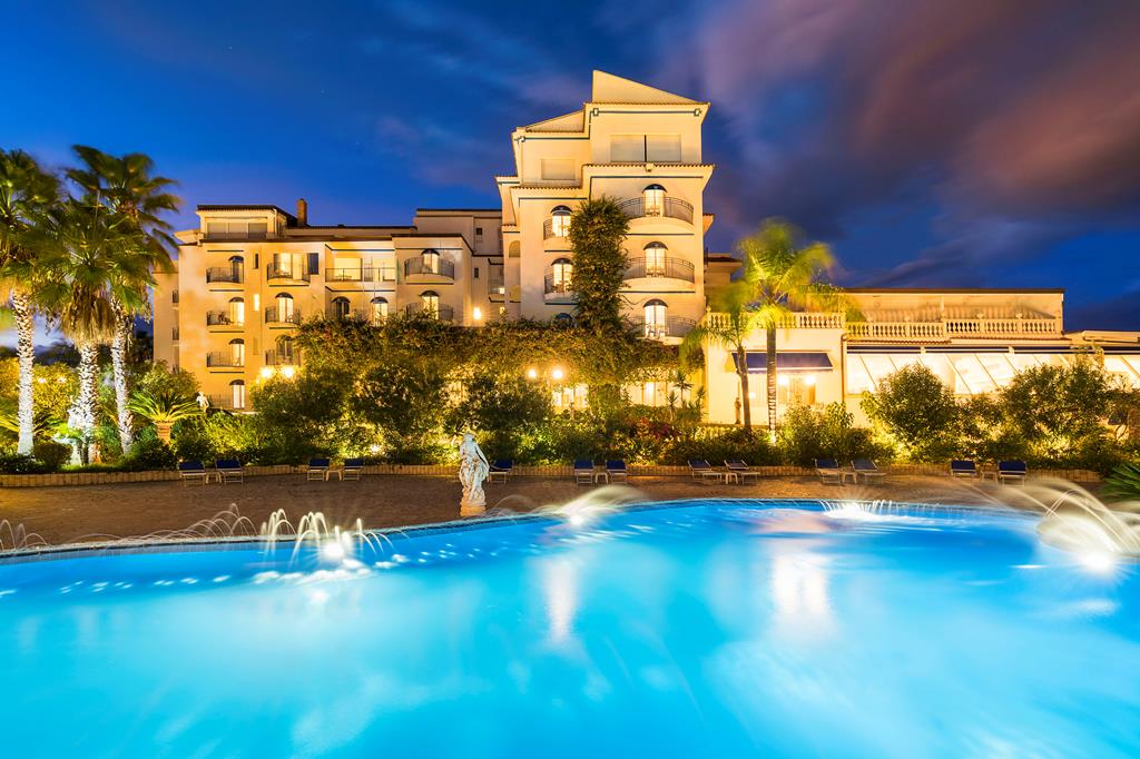 S'Alphio Garden Hotel & Spa – Zwembad bij avond, Giardini Naxos
