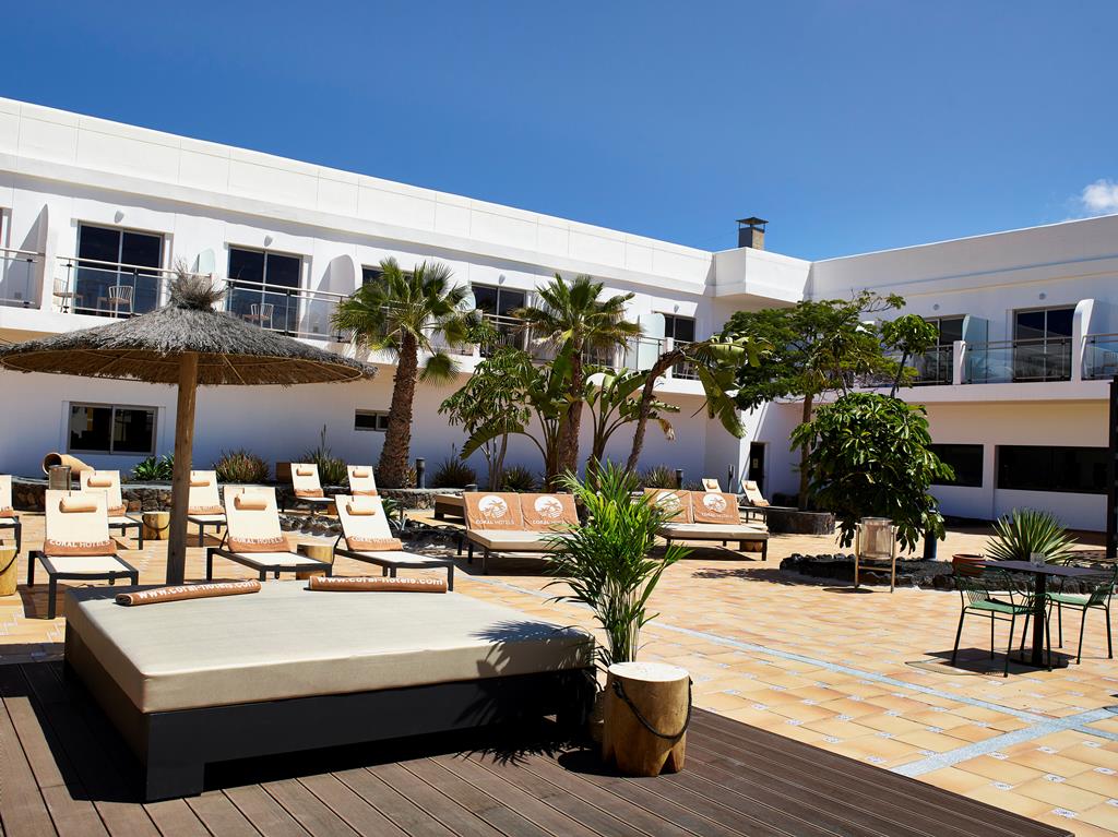 Coral Cotillo Beach – Terras met ligbedden, El Cotillo