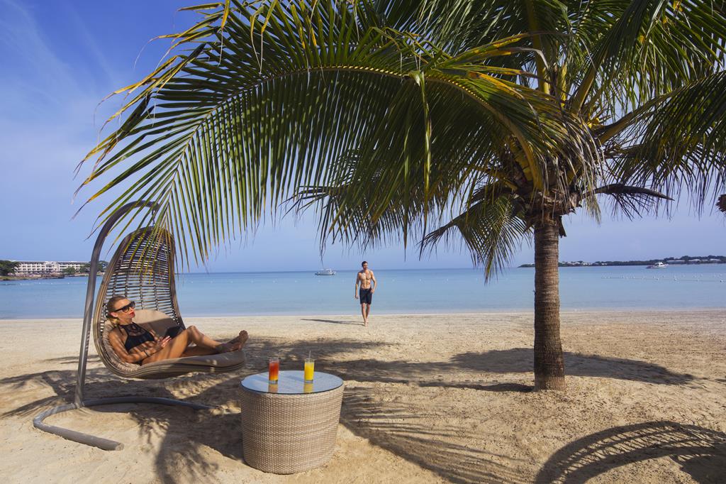 Royalton Negril – Hangstoel onder palm, Negril