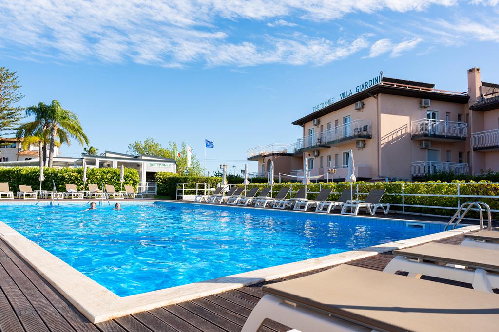 TUI TIME TO SMILE Villa Giardini – Zwembad met ligbedden, Giardini Naxos
