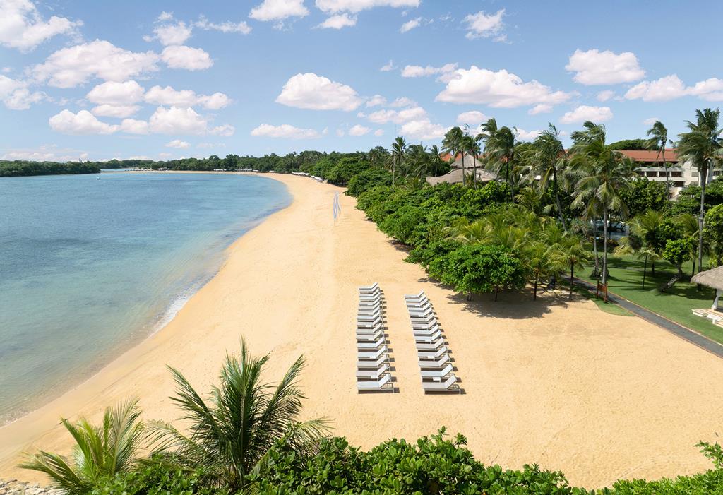 Nusa Dua Beach Hotel & Spa – Handwritten Collection – Strand met ligbedden, Nusa Dua