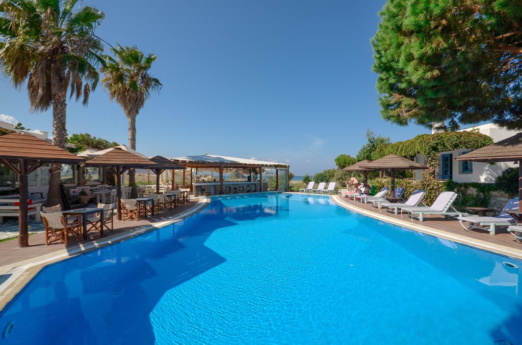 Alkyoni Beach – Zwembad met ligbedden, Naxos stad