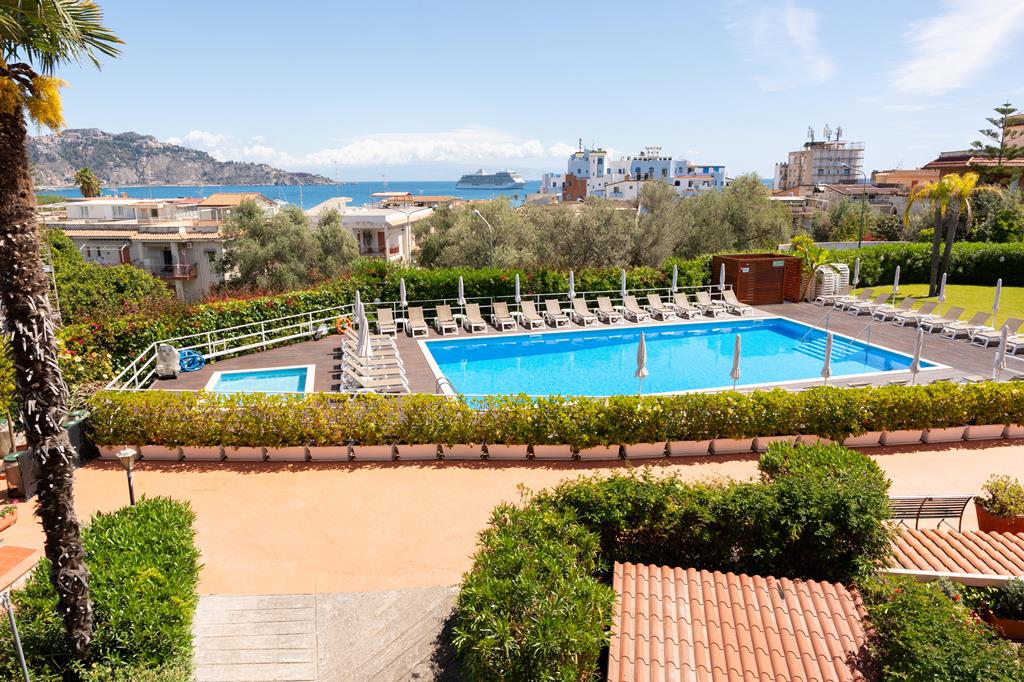 TUI TIME TO SMILE Villa Giardini – Zwembad met uitzicht, Giardini Naxos