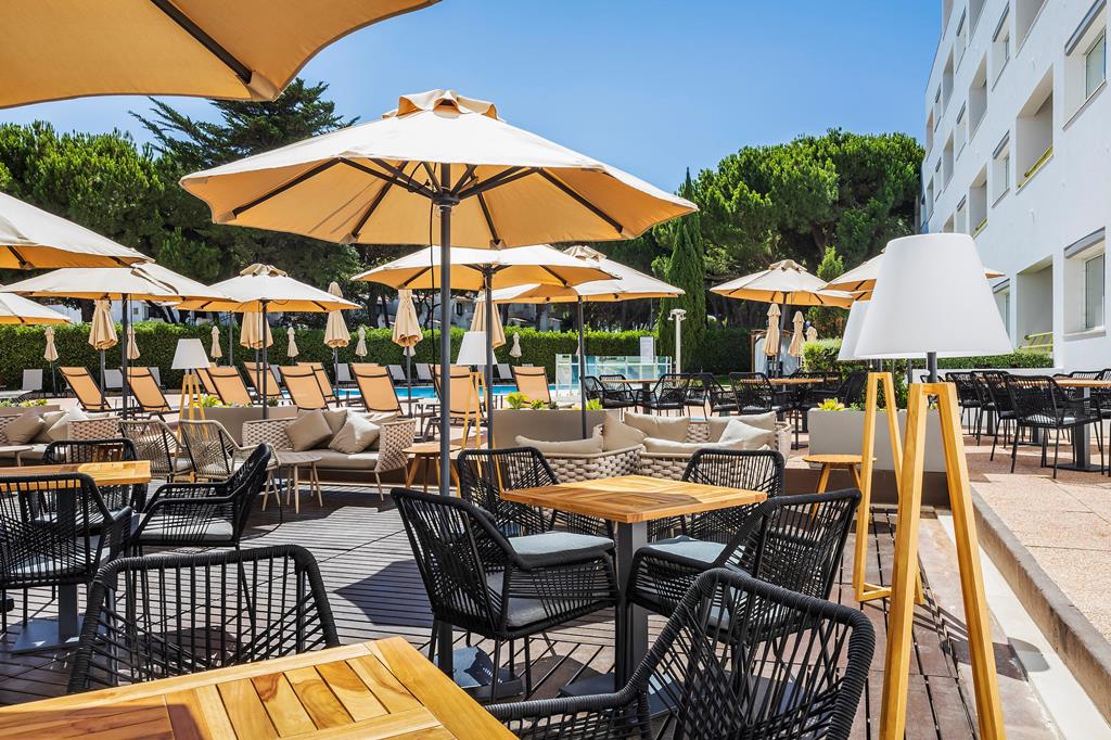 The Patio Suite – Parasols bij het zwembad, Albufeira