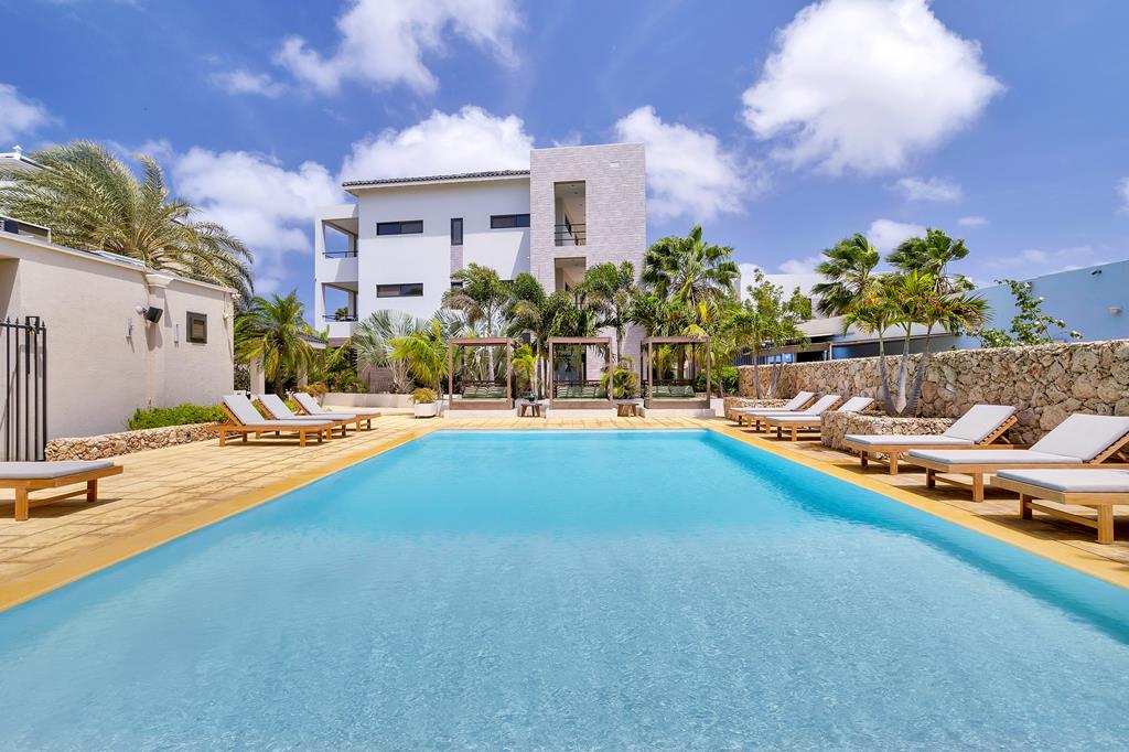 Senses Boutique Hotel & Apartments – Zwembad met ligbedden, Kralendijk