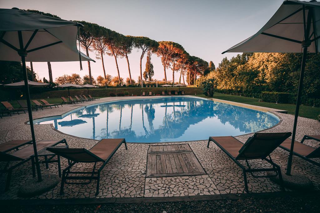Resort Borgo di Colleoli – Zwembad bij zonsondergang, Palaia