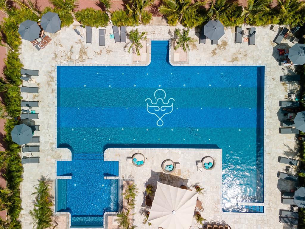 Delfins Beach Resort Bonaire Tapestry by Hilton – Zwembad van boven, Kralendijk