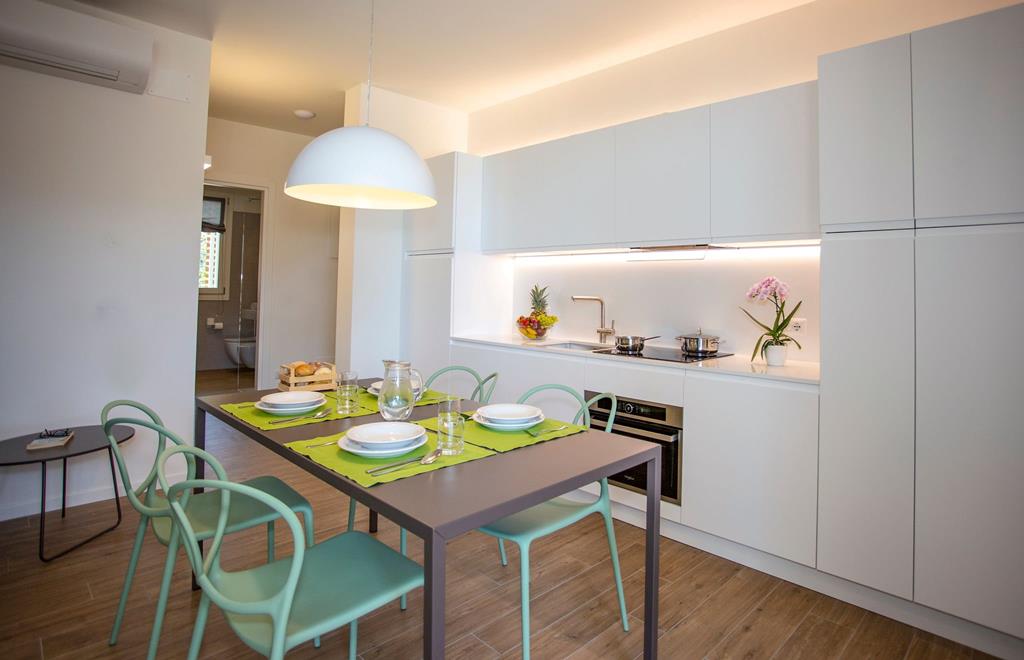 Residence Olivo – Keuken met eettafel, Garda