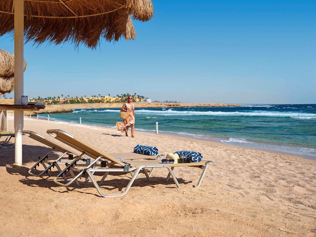 TUI Blue Samaya – Strand met ligbedden, Coraya Bay