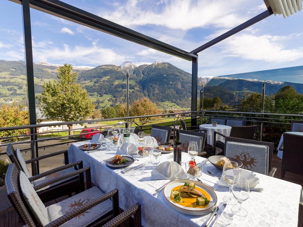 Wohlfuhlhotel Schiestl – Terras met bergzicht, Fügen