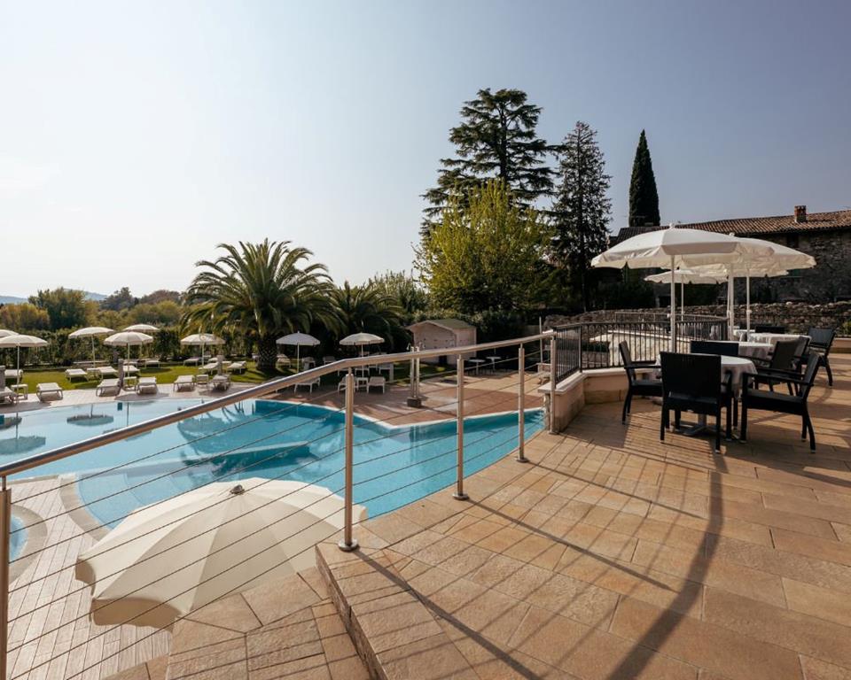 Hotel Villa Luisa Resort – Terras bij zwembad, San Felice del Benaco