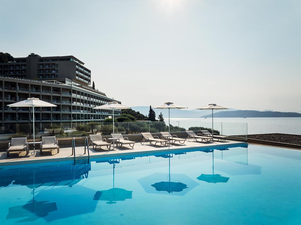 TUI BLUE Atlantica Nissaki Beach – Zwembad met ligbedden, Nissaki