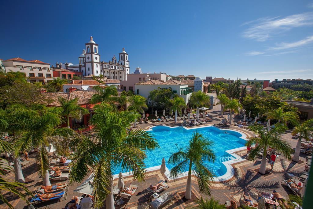 Lopesan Villa del Conde Resort – Zwembad met palmen en dorpje, Meloneras