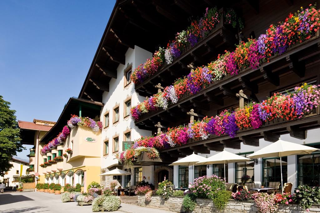 Der Kirchenwirt – Gevel met bloemen, Reith im Alpbachtal