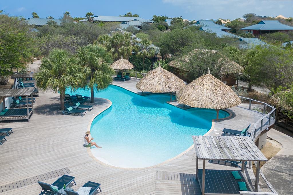 Morena Resort Appartementen & Villa's – Zwembad met strohutten, Jan Thiel Baai