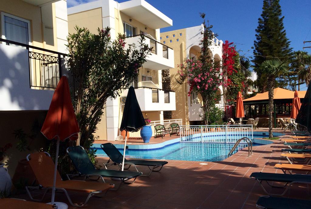Bueno – Zwembad met ligbedden, Rethymnon