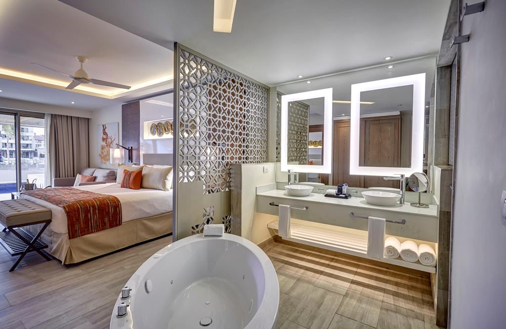 Royalton Bavaro – Badkamer met bad, Bávaro