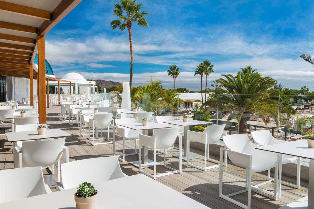 Elba Lanzarote Royal Village Resort – Terras met palmen, Playa Blanca
