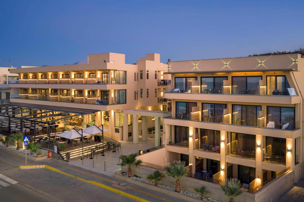 Atlantis Beach – Gevel bij avond, Rethymnon
