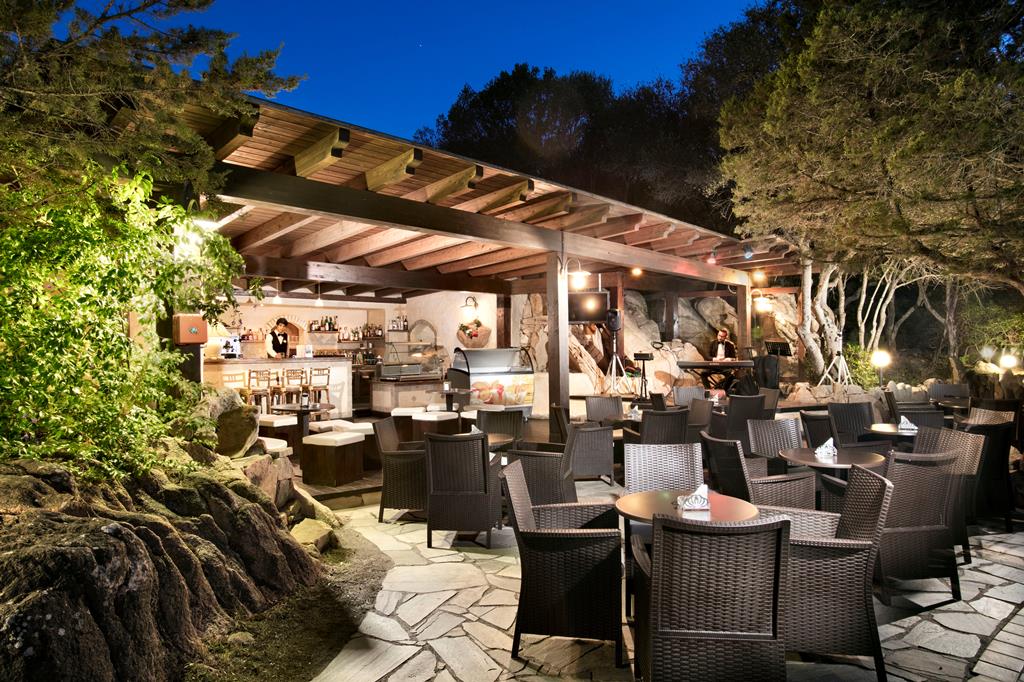Rocce Sarde – Terras bij avond, San Pantaleo