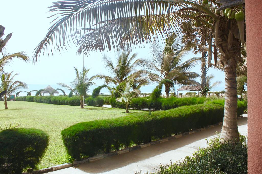 Seafront Residence – Tuin met palmen, Bijilo